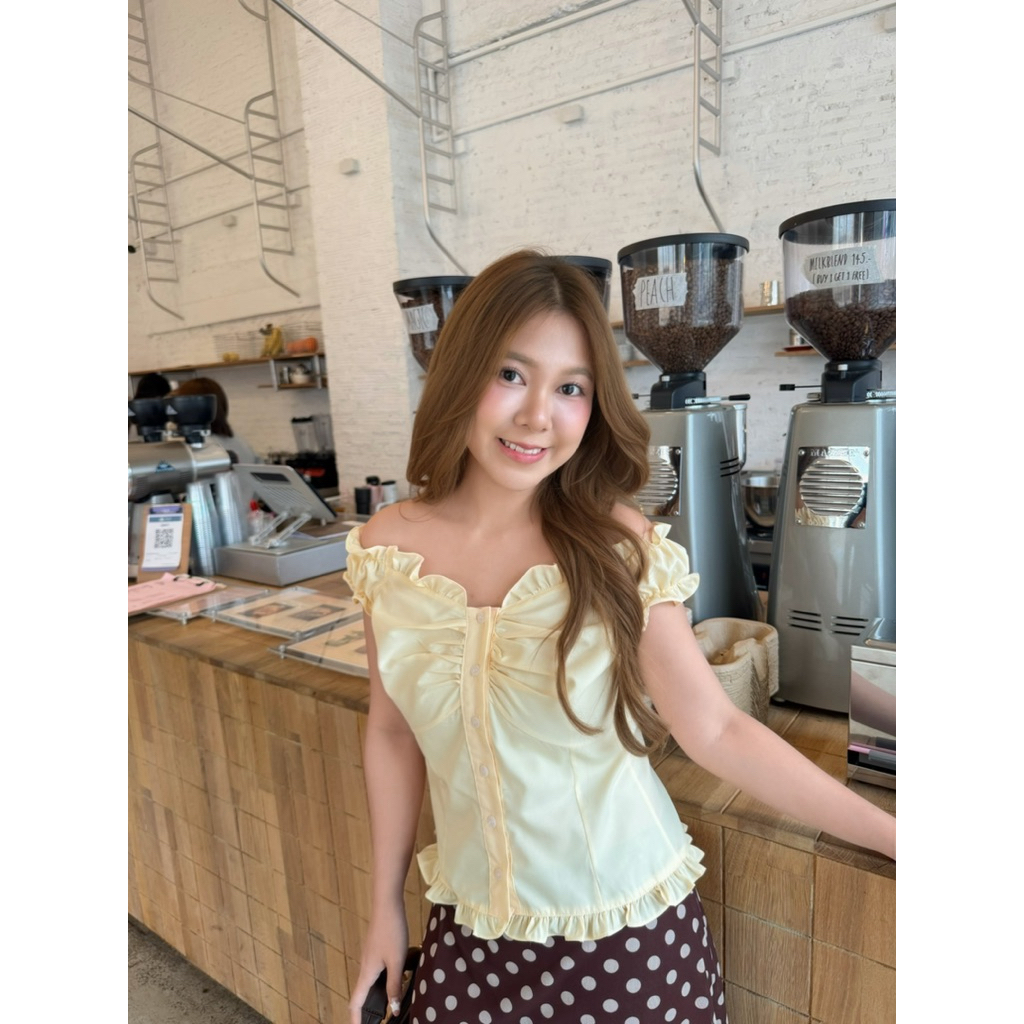Jiwliw | Cinni Top เสื้อปาดไหล่ กระดุม แต่งระบาย เก็บทรงสวย