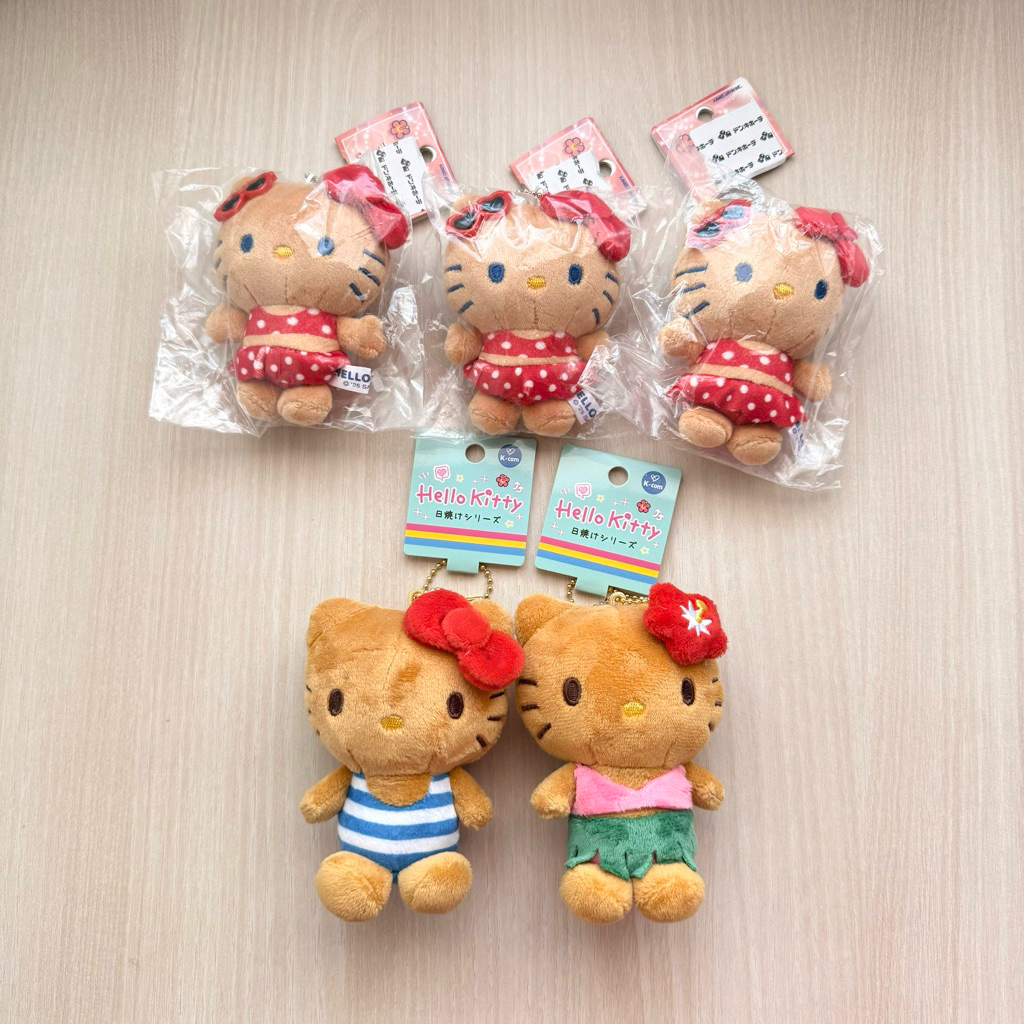 พร้อมส่ง แท้ 100% แม่ค้าหิ้วเองจากญี่ปุ่น 🇯🇵 พวงกุญแจตุ๊กตาคู่ Hello kitty Sanrio ตรงแก้มมีแม่เหล็กติดกันได้ แยกออกได้