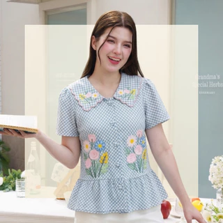 Glucoat | [A437/U322] เสื้อสก็อตคอปกปักขอบหยัก ปักดอกไม้ ชายระบาย กระดุมหน้าใช้งานได้จริง