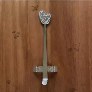 GARNET 🌱Garden of Tiny Dreams Matcha Spoon with spoon rest – ช้อนตักมัทฉะพร้อมที่วางช้อนลายดอกลิลลี่แห่งหุบเขาสแตนเลส