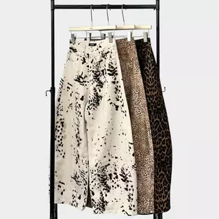 Atipashop - Leopard Muse Barrel Jeans (#A053) กางเกงยีนส์ขายาว ทรงมินิบาร์เรียล ดีเทลลายเสือ