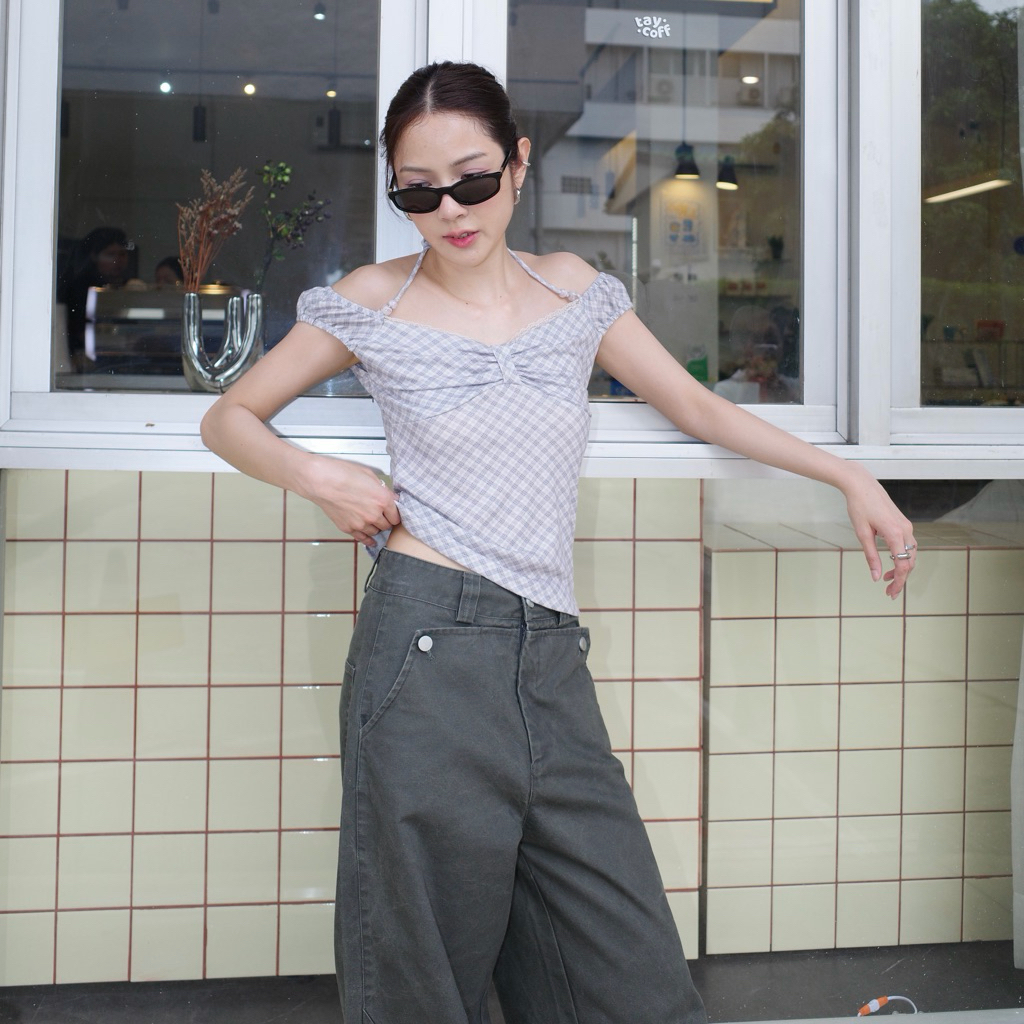 AMUSE BKK - Cary Plaid Top เสื้อลายตารางดีเทลอกแต่งขอบลูกไม้+จับจีบโบว์ช่วงอก ทรงเข้ารูป