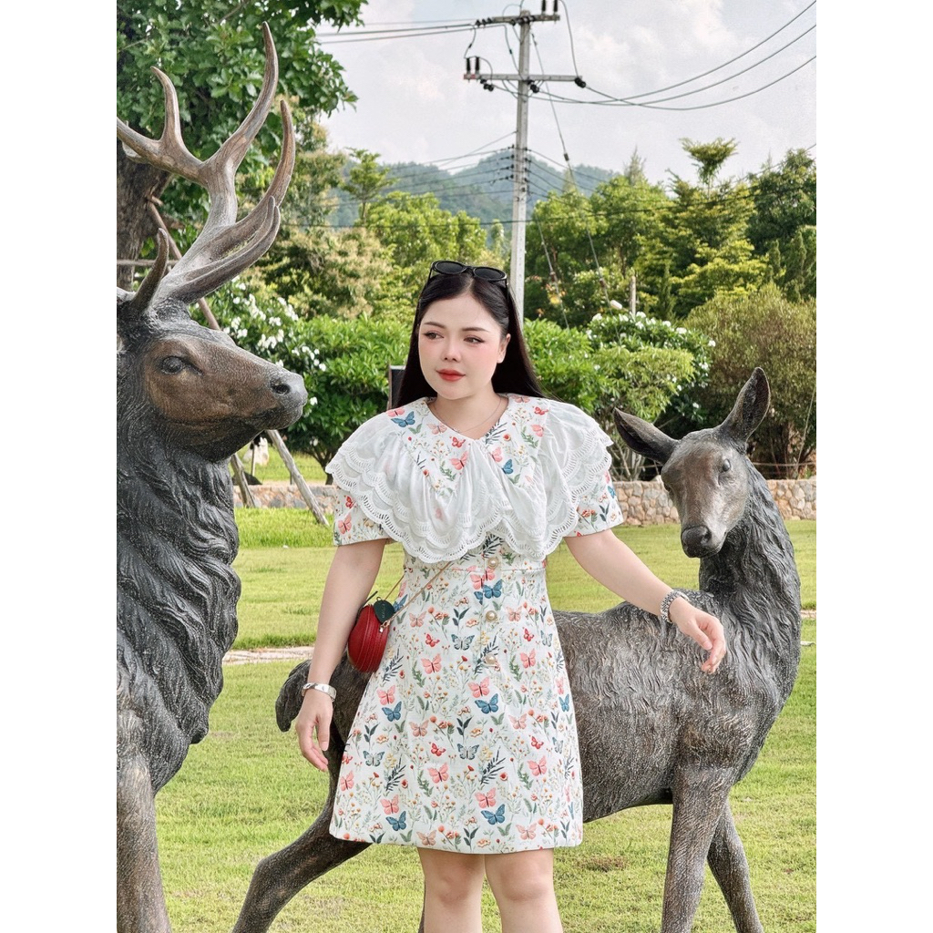 (ปกติ .5 ข้าม ยาว 34“) เดรสสั้น ผ้าทวิต สีขาว คอปก ลายผีเสื้อ งานป้าย thaya