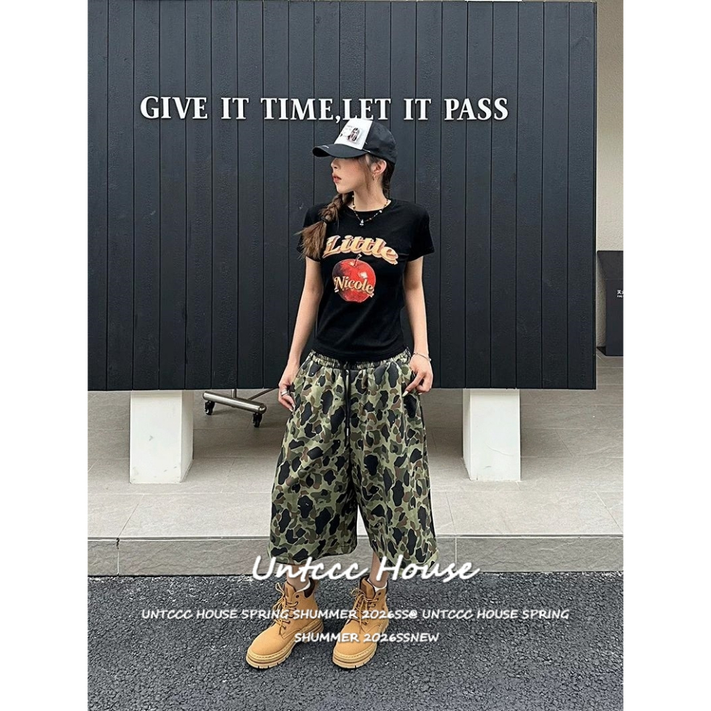 [Streetwear Style Camouflage Cropped Pants] กางเกงขาสั้นลายพรางสไตล์สตรีทขากว้างสำหรับผู้หญิงดูทันสมัยและโดดเด่น