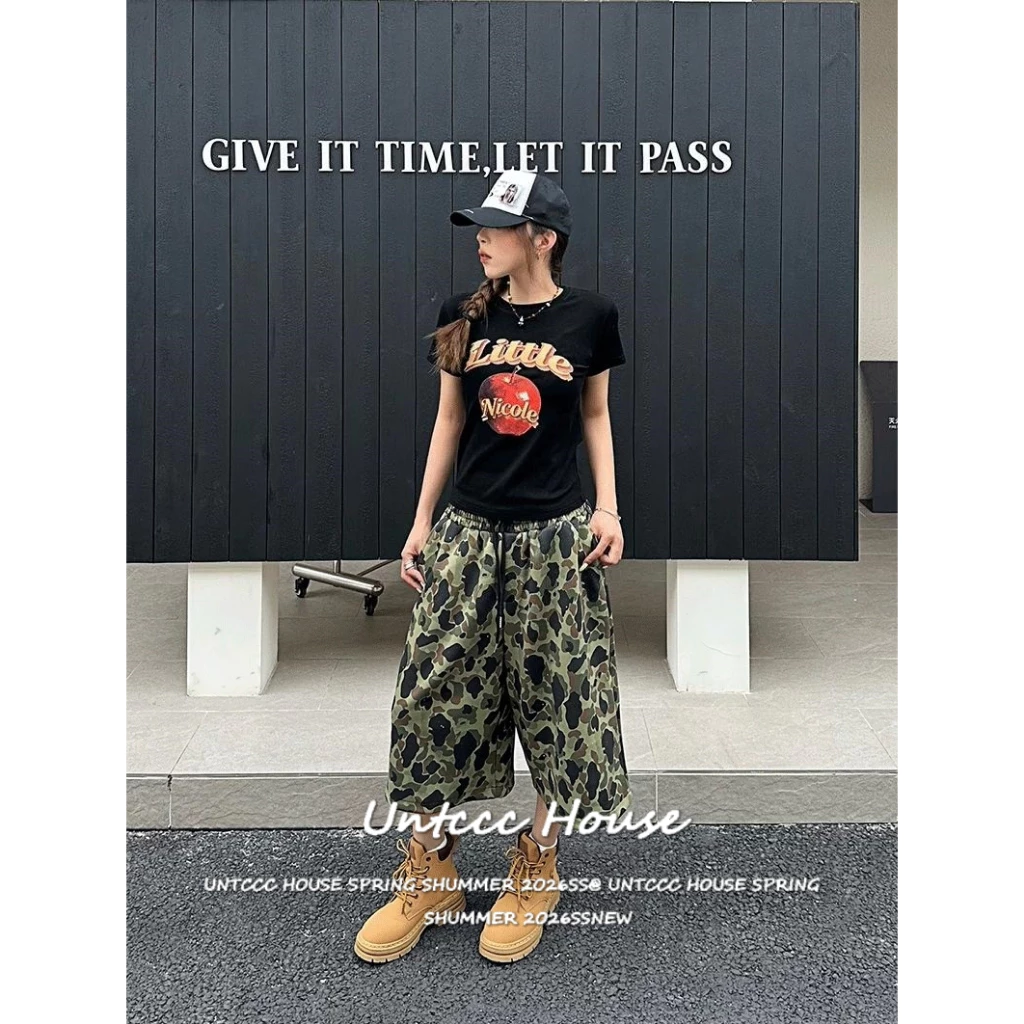 [Streetwear Style Camouflage Cropped Pants] กางเกงขาสั้นลายพรางสไตล์สตรีทขากว้างสำหรับผู้หญิงดูทันสมัยและโดดเด่น
