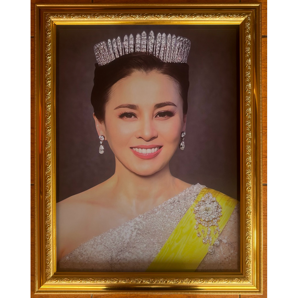 กรอบรูปพร้อมภาพพระราชินีในรัชกาลที่10 ขนาด15*20นิ้ว