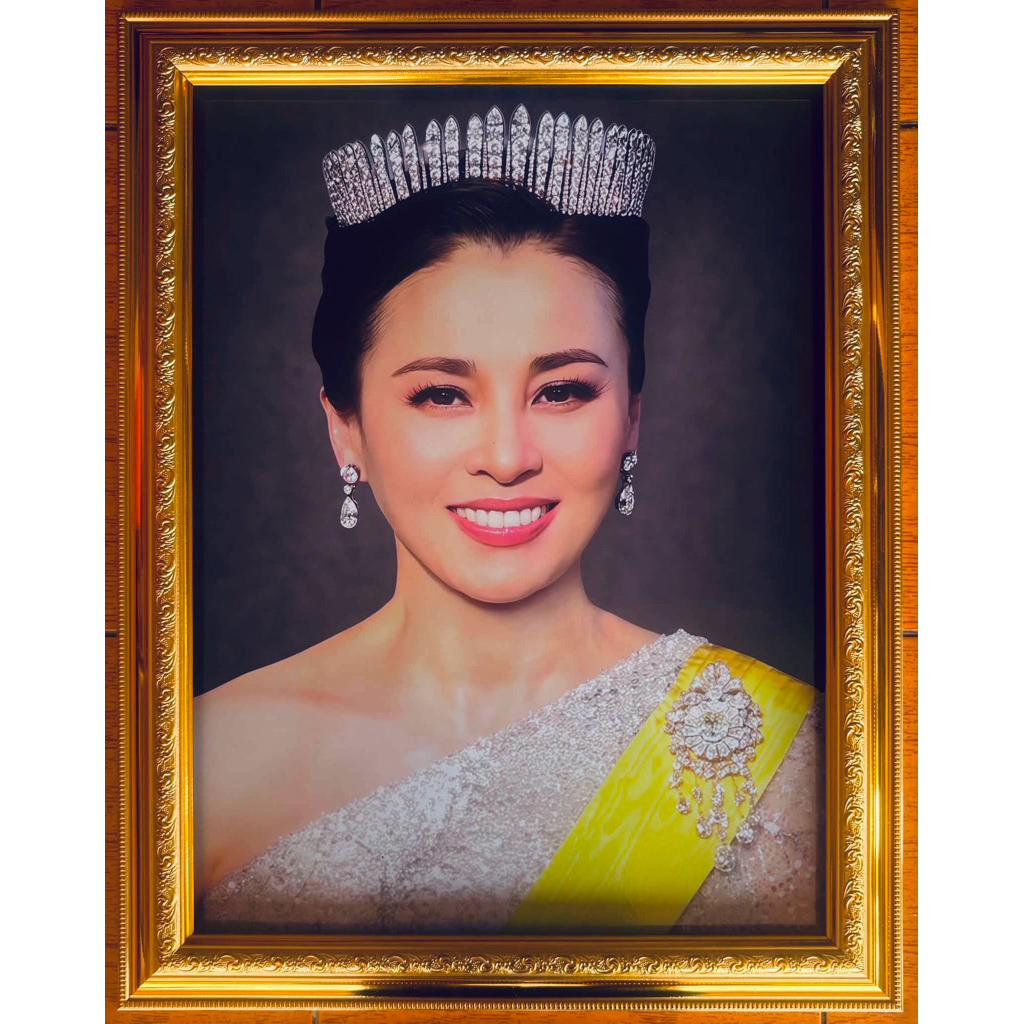 กรอบรูปสีทองพร้อมภาพมงคลพระราชินีในรัชกาลที่10 ขนาด15×20นิ้ว