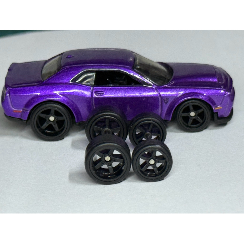 ล้อยาง สำหรับ ปรับแต่ง รถโมเดล 1:64 ล้อหน้า เล็ก ล้อหลัง ใหญ่ ลาย 5 ก้าน สี ดำ แกน ขนาดกลาง