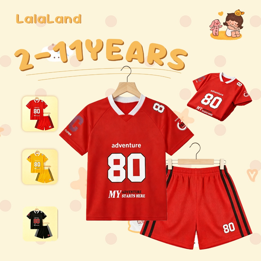 2-11 ปี เสื้อผ้าเด็กผู้ชายเท่ๆ ลายกราฟฟิก เสื้อแขนสั้น+กางเกงขาสั้นเด็กผู้ชาย เหมาะสำหรับ การแข่งขันฟุตบอล ฉากกีฬา