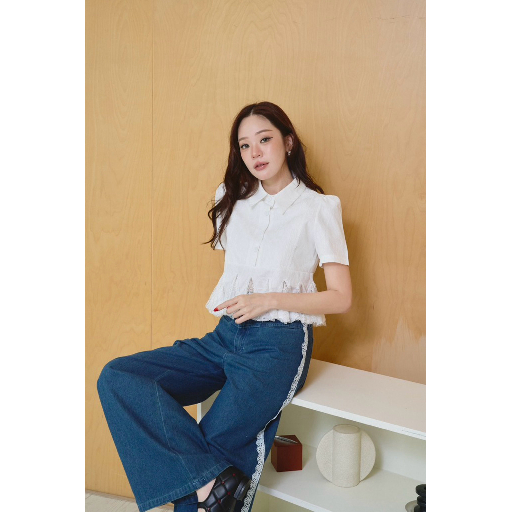 ร245 Lot2 พร้อมส่งคะ 🚩White &Jeans 🫶🏻 ชุดเซทเสื้อเชิ้ตผ้าลูกไม้ชายระบาย ใส่คู่กางเกงยีนส์ขากระบอก