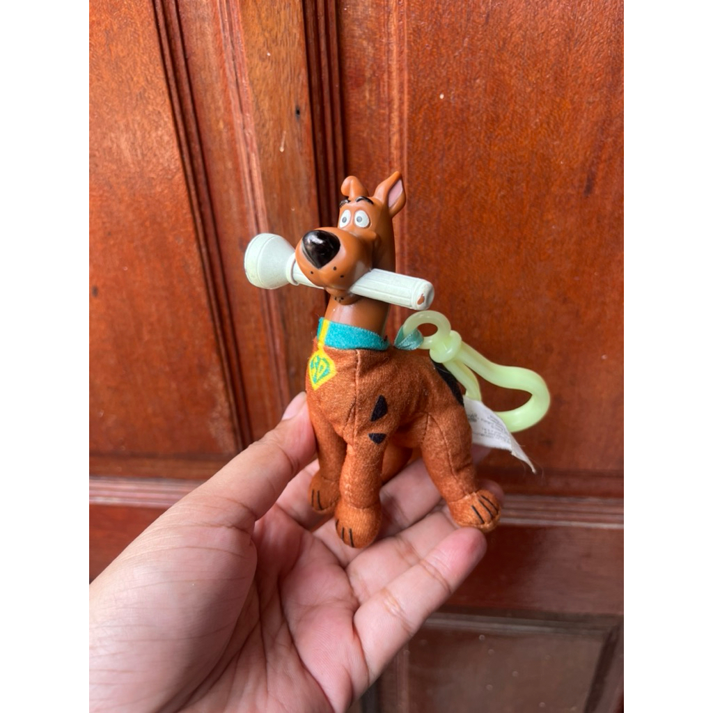 ตุ๊กตาพวงกุญแจสกูบี้ดู (Scooby-Doo) คาบไฟฉาย ตัวนี้เป็นสินค้าที่ระลึก รุ่นเก่าประมาณปี 2000