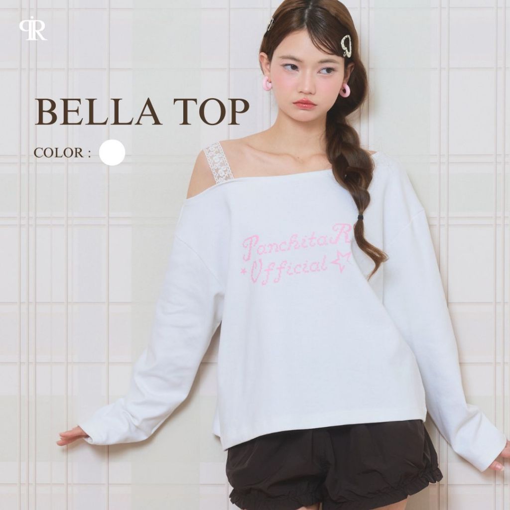 Panchitar Bella Top – เสื้อแขนยาวเปิดไหล่สีขาว ดีเทลลูกไม้ที่สายไหล่ช่วยให้ลุคดูนุ่มนวลแบบไม่ตั้งใจ สกรีนโลโก้ชื่อแบรนด์