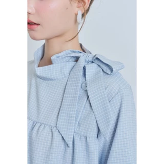 Panchitar Baby Blue Belle – เสื้อสั้นลายสก็อตสีฟ้าพาสเทลสุดน่ารัก ดีเทลคอตั้งกับสายผูกโบว์ด้านข้าง และการแต่งขอบลูกไม้