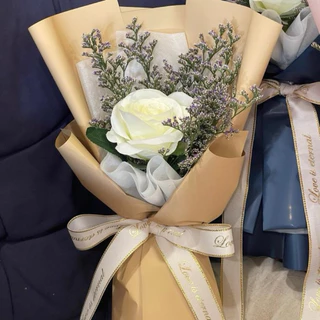 ช่อกุหลาบขาวประดิษฐ์พรีเมียม 1 ดอก [สไตล์มินิมอล] ช่อดอกไม้ปลอมเสมือนจริง ของขวัญวันเกิด วันครบรอบ รับปริญญา ปัจฉิม