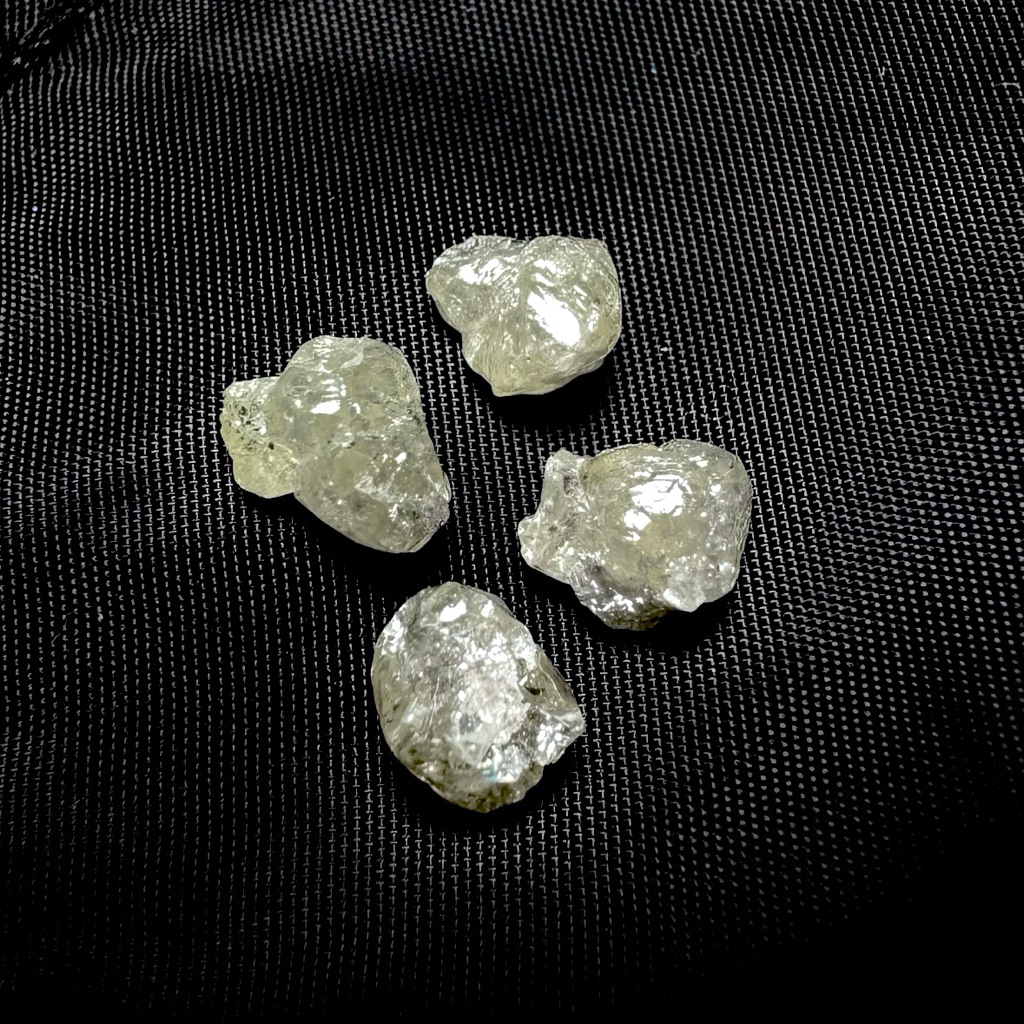 เพชรดิบแท้ธรรมชาติ (Rough Diamond) สีติดเหลืองเล็กน้อย น้ำหนักประมาณ 0.7-0.8 กะรัต