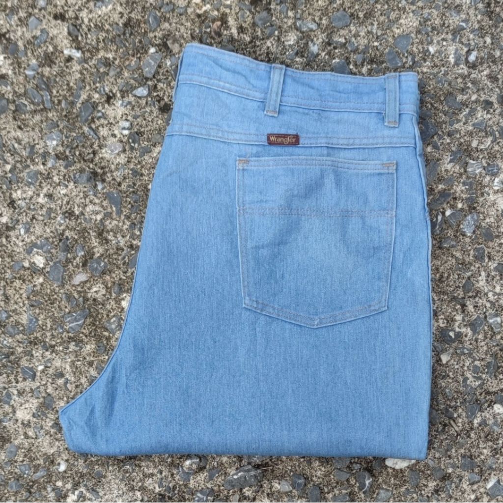 W9/41 กางเกงยีนส์มือสอง Wrangler รุ่น 85498LB เอววัดจริง 41" ยาวทั้งตัว 40" ปลายขา 9.5" ผลิต USA 50%