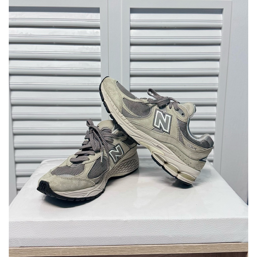 รองเท้ามือสอง New Balance 2002R
