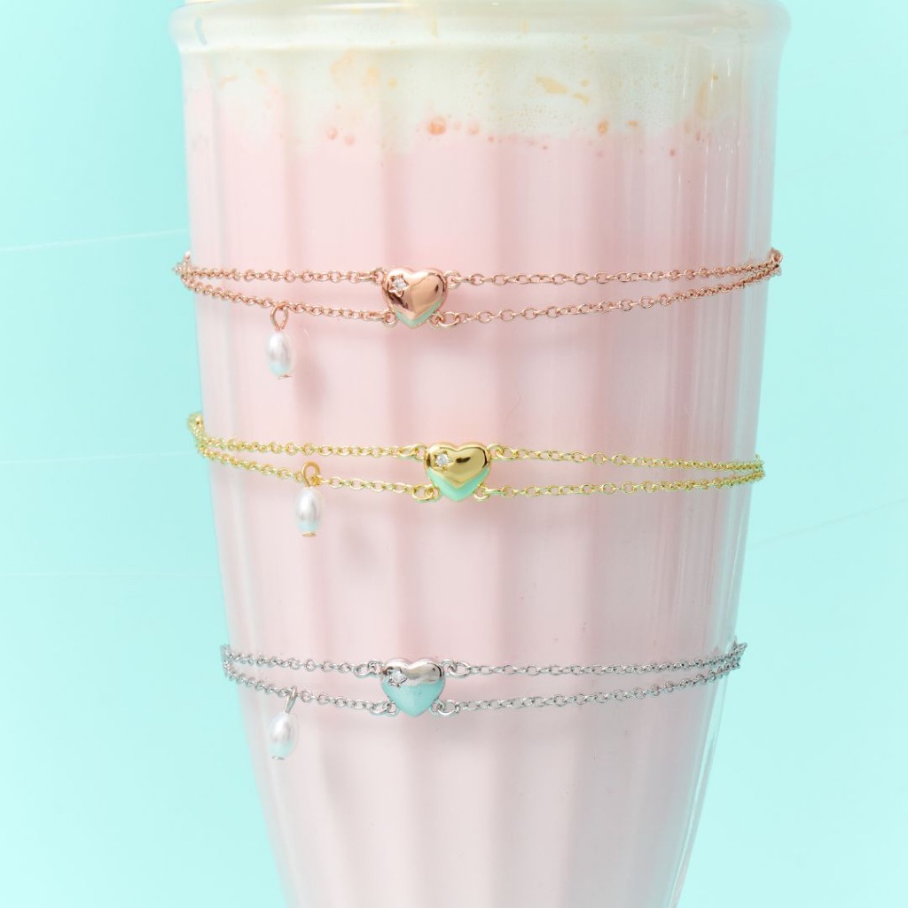 Petite Cupid Crush Bracelet สร้อยข้อมือชาร์มหัวใจและไข่มุก