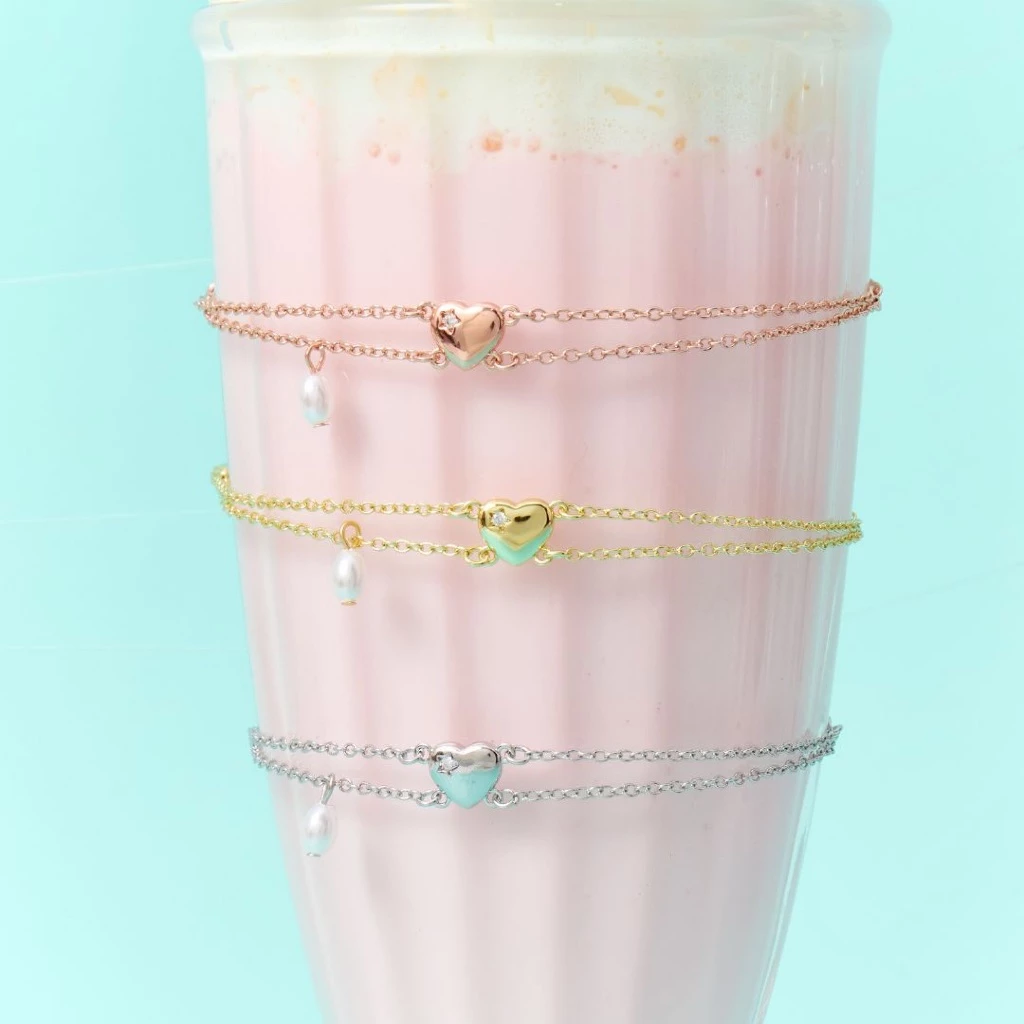 Petite Cupid Crush Bracelet สร้อยข้อมือชาร์มหัวใจและไข่มุก