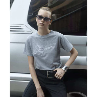 STUDIO UNKNOWN - SS26 Strip Regular T-shirt เสื้อยืดคอกลมปักลายริบบิ้น