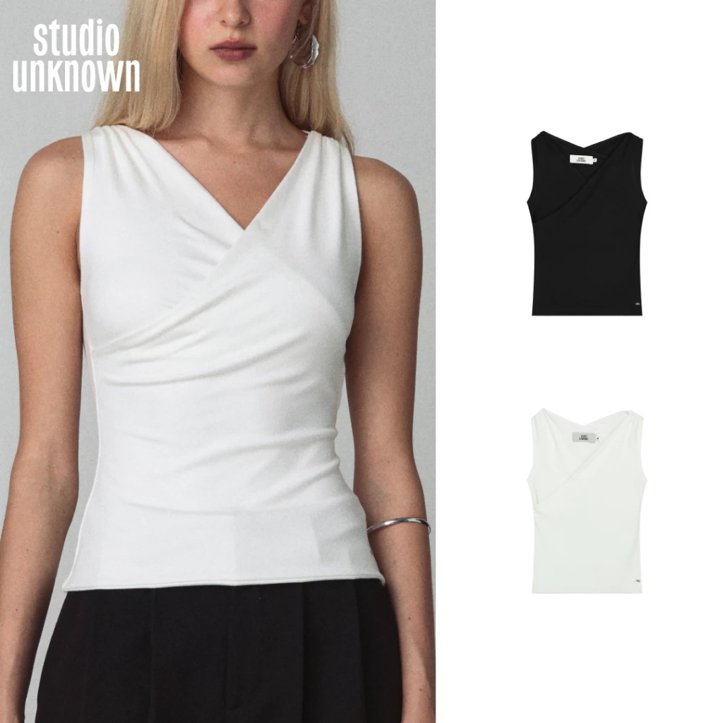 STUDIO UNKNOWN - SS26 Yana V Top เสื้อยืดคอวีจับจีบช่วงไหล่