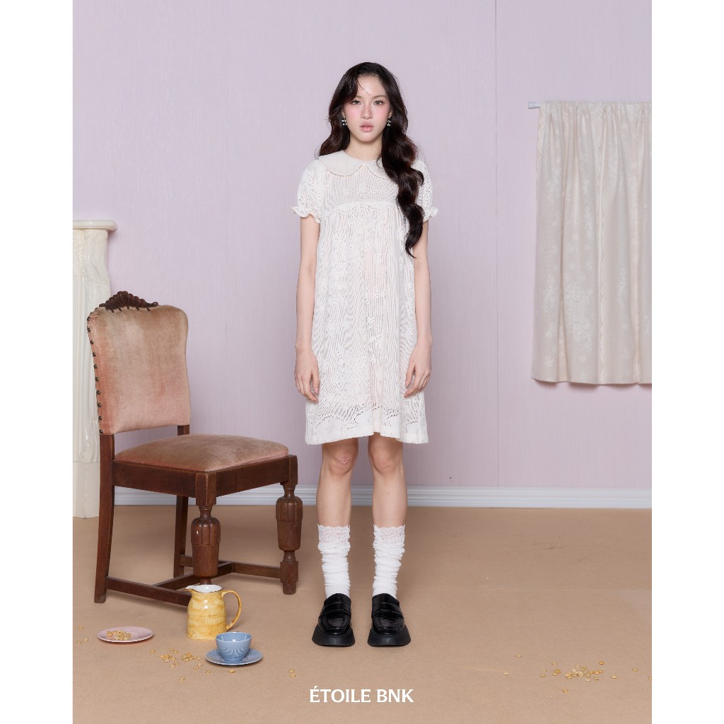 ÉTOILE BNK MIKI DRESS มินิเดรส ดีเทลคอบัวและระบายชายแขน ปลายกระโปรงเย็บเก็บชายตรง ลายผ้า landom