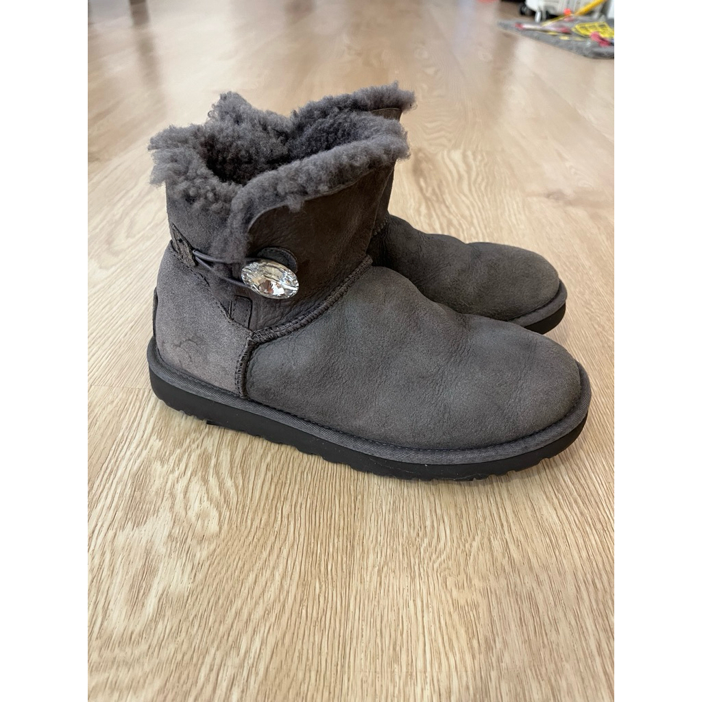 UGG crystal boots สีเทาขนแกะ ไซค์ 38 มือสองของแท้ มีรอยใช้งานค่ะ