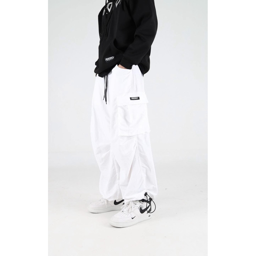 กางเกงคาร์โก้ผ้าร่มสีขาวจากแบรนด์ Looker gang (NYLON CARGO PANTS)