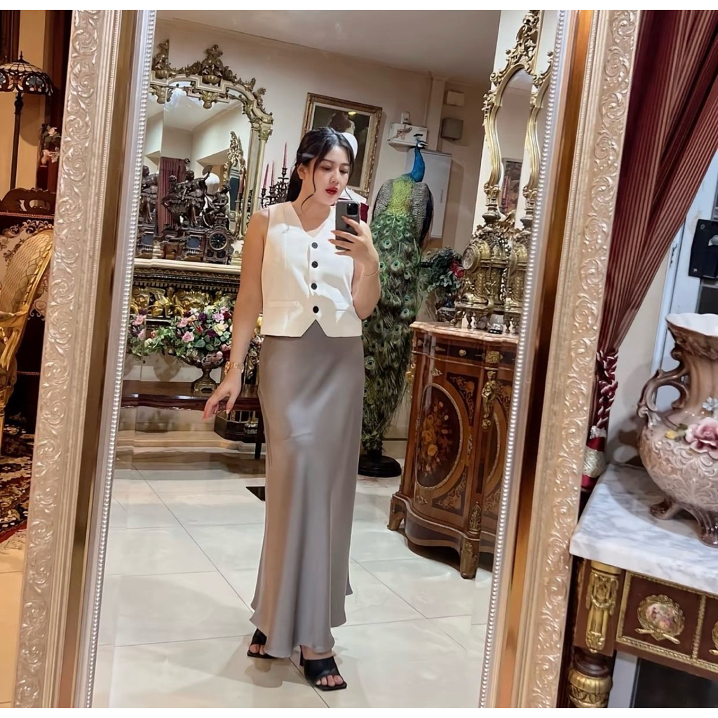 ส่งต่อ !! Vivian satin maxi skirt : Sogood.brand กระโปรง ซาตินยาว มีซิปข้าง