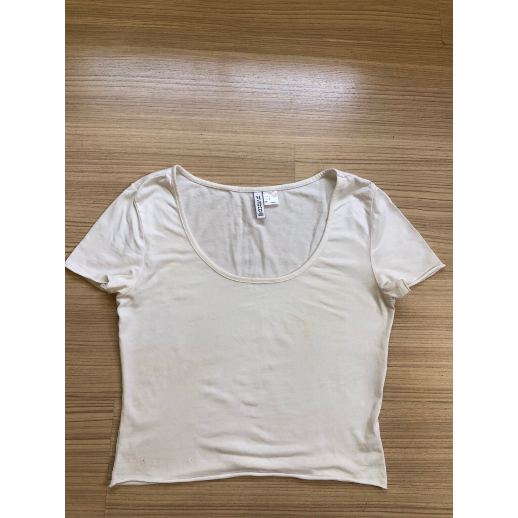เสื้อยืดคอเหลี่ยม แขนสั้น ป้าย H&M size S  อก 30”ครึ่ง-34” ยาว 17”ผ้ายืดตามตัว