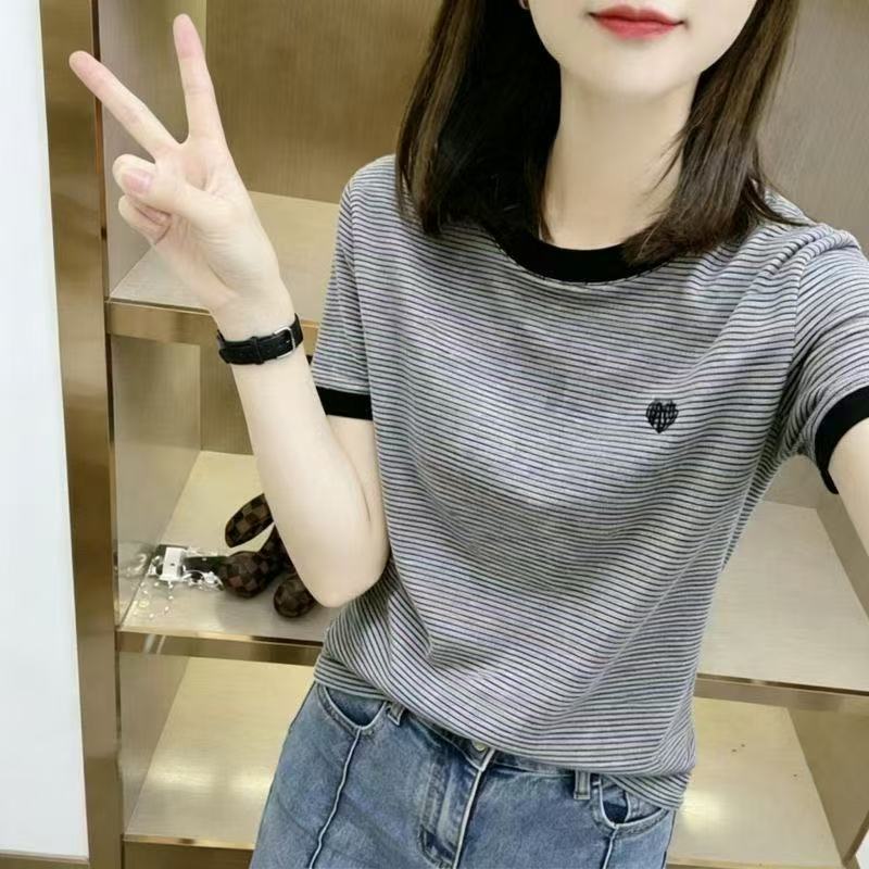 2026 ปักไหล่ขวาลายเสื้อยืดแขนสั้นผู้หญิงฤดูร้อนใหม่แฟชั่นอเนกประสงค์สลิมฟิตสไตล์คอกลมด้านบน