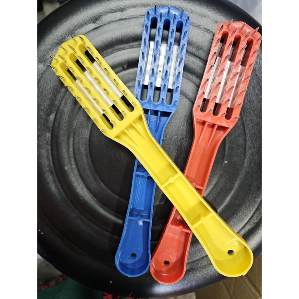 ที่ขอดเกล็ดปลาอุปกรณ์ขอดเกล็ดปลาส่งแบบสุ่มสี ด้ามยาว 24 cm หน้ากว้าง 4 เซนติเมตร