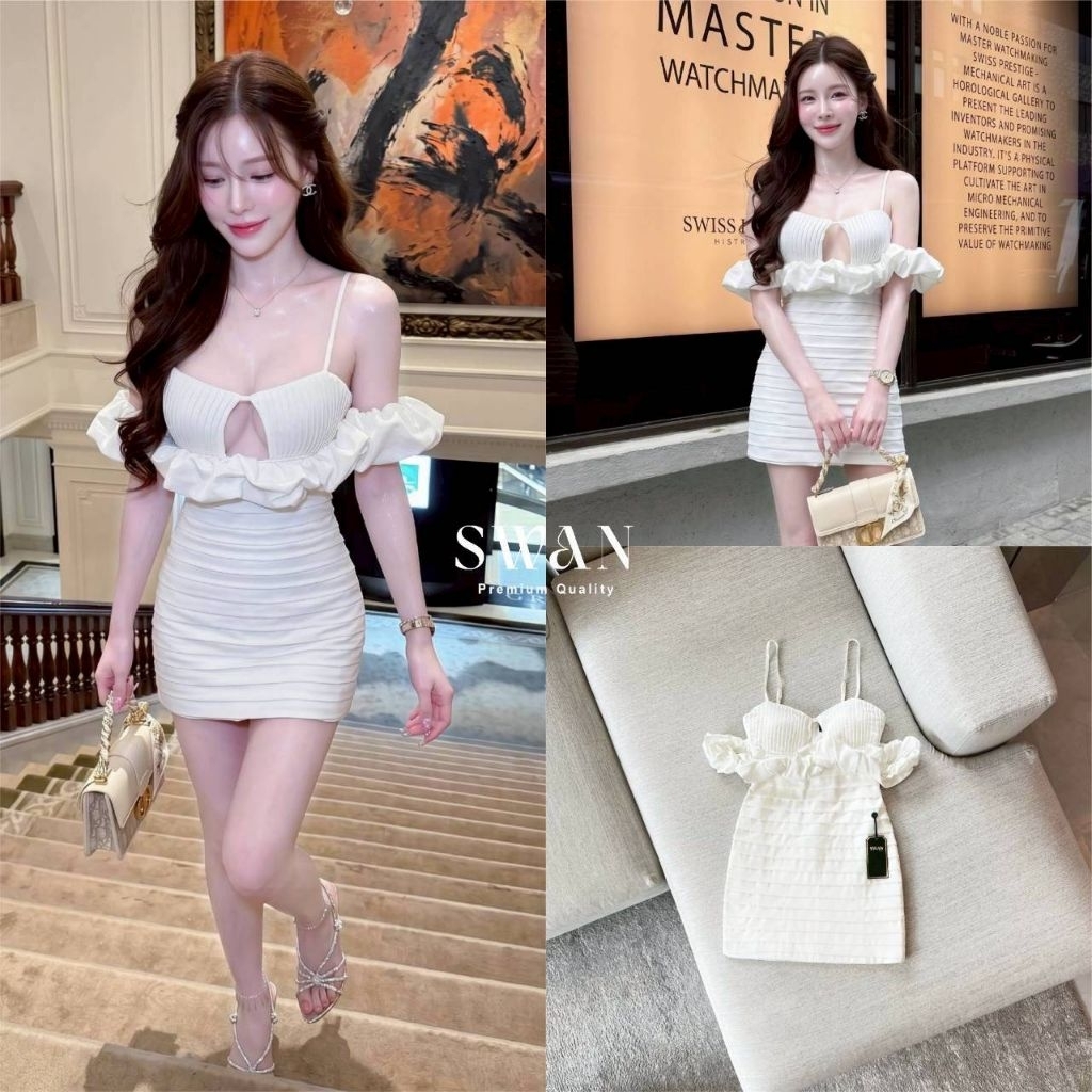 Swan เดรสสายเดี่ยวสีขาวดีไซน์เข้ารูป โดดเด่นด้วยดีเทลจับจีบช่วงอก กระโปรงทรงเข้ารูปแต่งจับจีบ