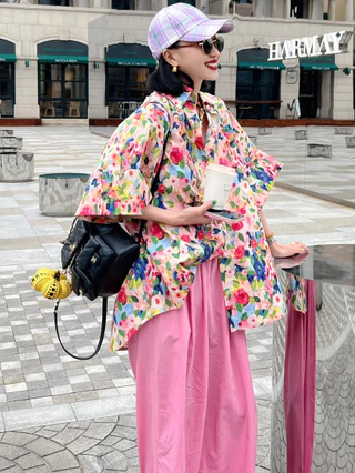 เสื้อเชิ้ตลายดอก ผ้าบาง ทรงหลวม สไตล์ฮาวาย ย้อนยุคฮ่องกง รุ่นใหม่ฤดูร้อน 2026 เหมาะใส่เที่ยวชายหาด สำหรับผู้หญิง