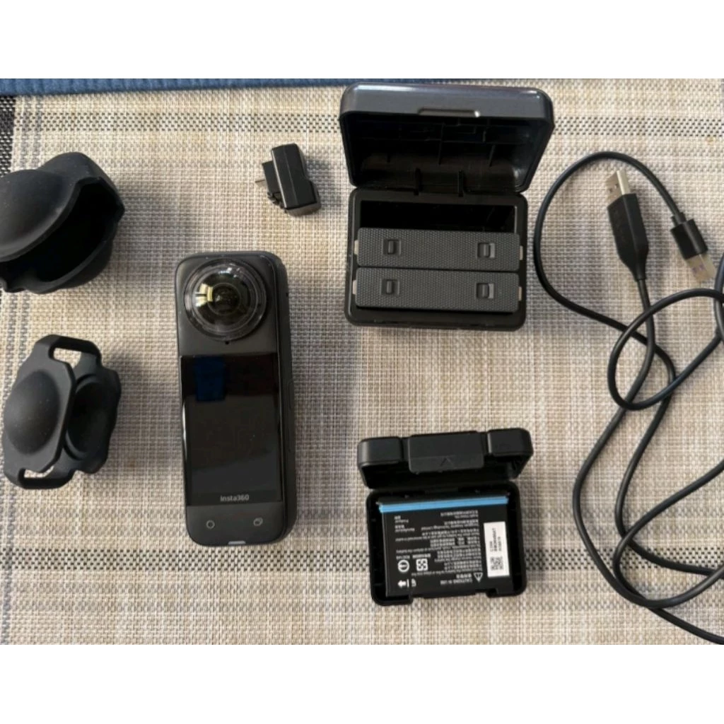 Insta360 X4 8K Waterproof 360 Action Camera + อุปกรณ์เสริม