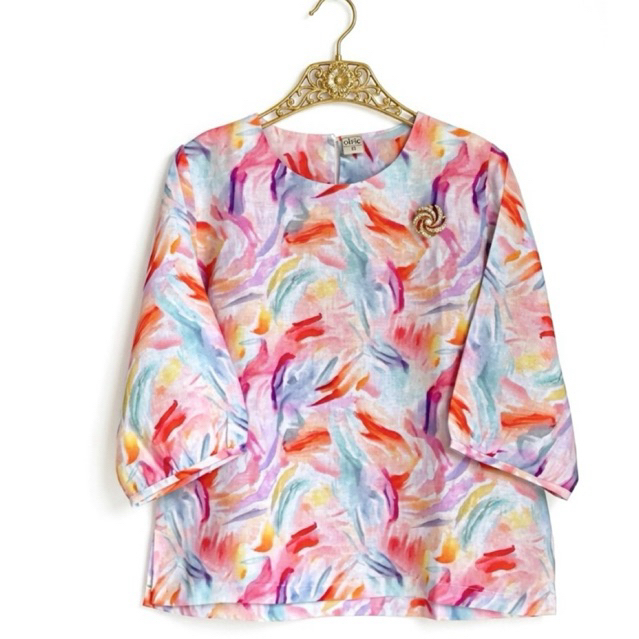 เสื้อผ้าลินินลายดอกคอกลม เจาะกระดุม 1 เม็ด แขน 3/4  สีสันสดใส  ใส่สบาย เนื้อผ้าดี พร้อมส่งคะ
