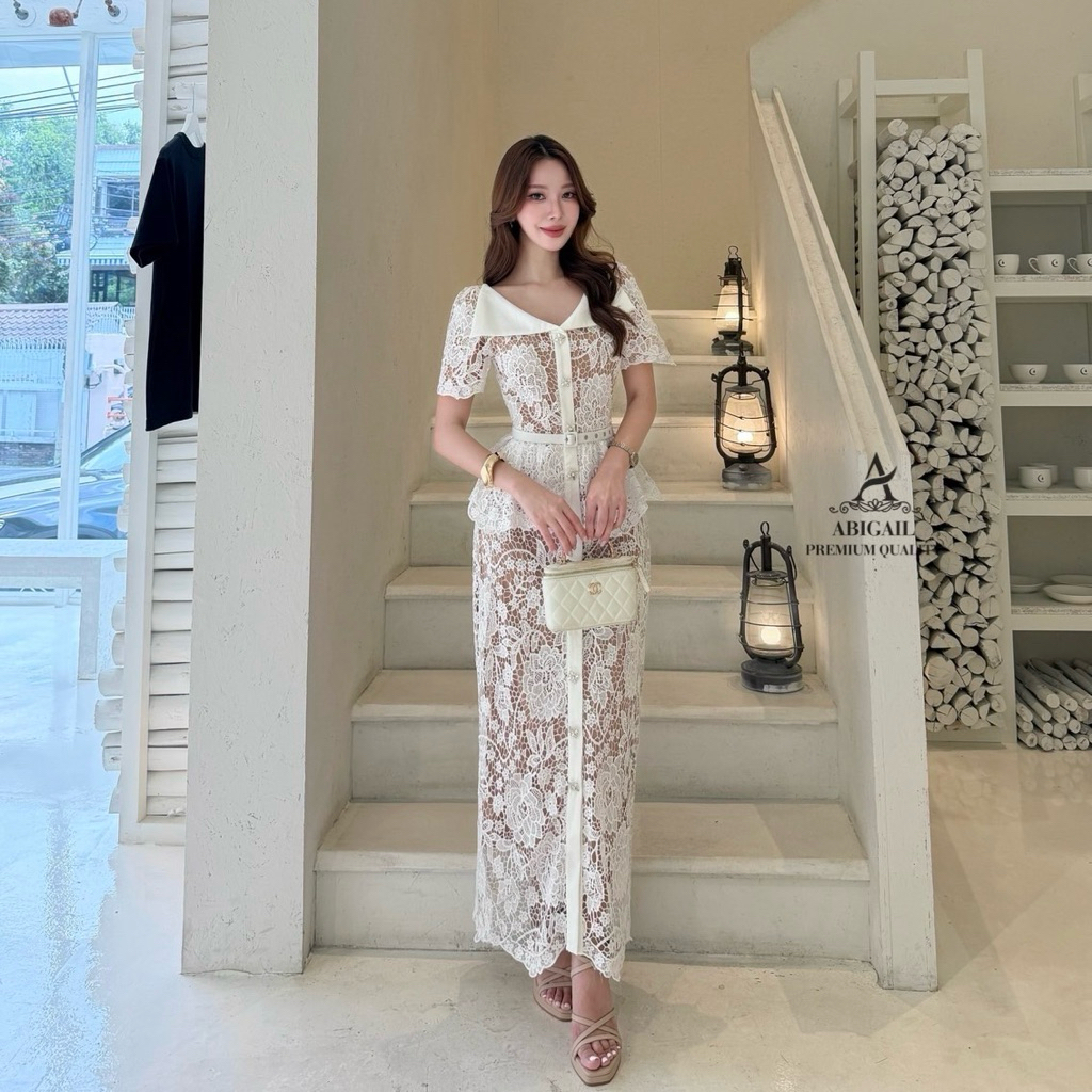 เดรสคอปกลูกไม้ฉลุลายดอกไม้สีขาว ซับในสีเนื้อ งานซิบหลัง กระดุมคริสตัน เอวระบาย มาพร้อมเข็มขัดเข้าชุด