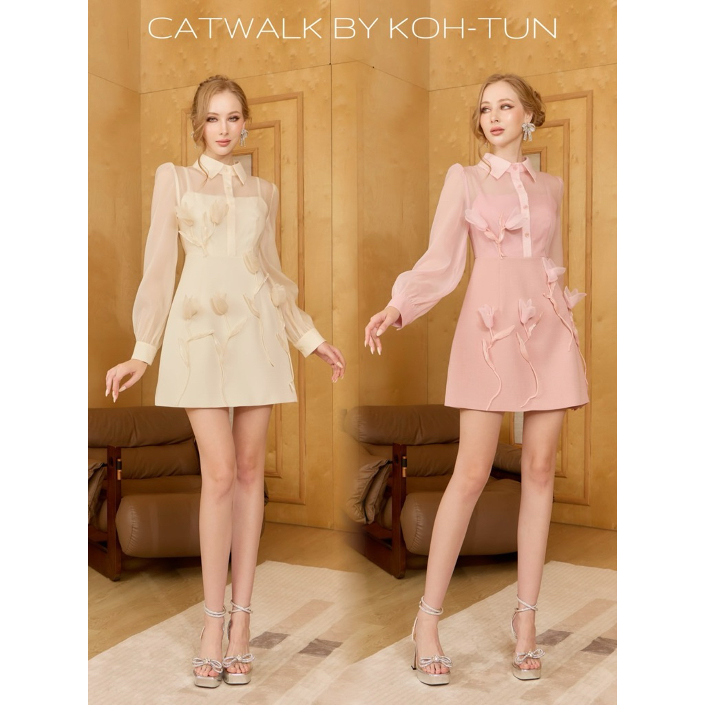 CATWALK• เดรสซีทรูกรโปรงทรงเอแต่งดอกไม้ ตัวเดรสช่วงบนเป็นซีทรูแต่งปก แขนยาว ด้านในมีซับในสายเดี่ยวติดกับตัวชุด