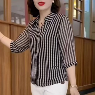 เสื้อเชิ้ตลายทางผู้หญิง คอวี เสื้อยืดลำลองแขนสามส่วน เสื้อแฟชั่นผู้หญิงวัยกลางคนและผู้สูงอายุ แมทช์ง่ายรุ่นใหม่ล่าสุด