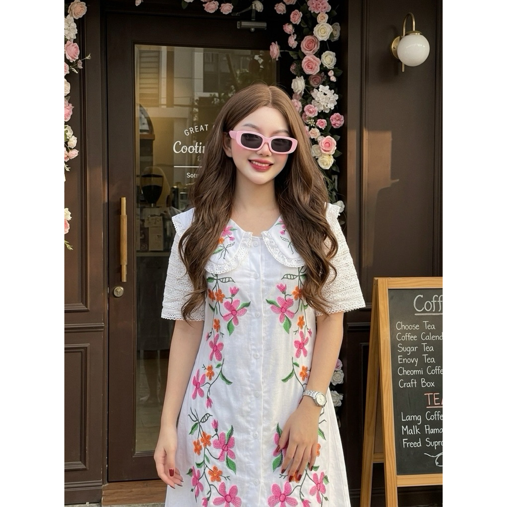 A1561 เดรสสีขาว ปักดอกไม้ชมพู แต่งแขนด้วยลูกไม้