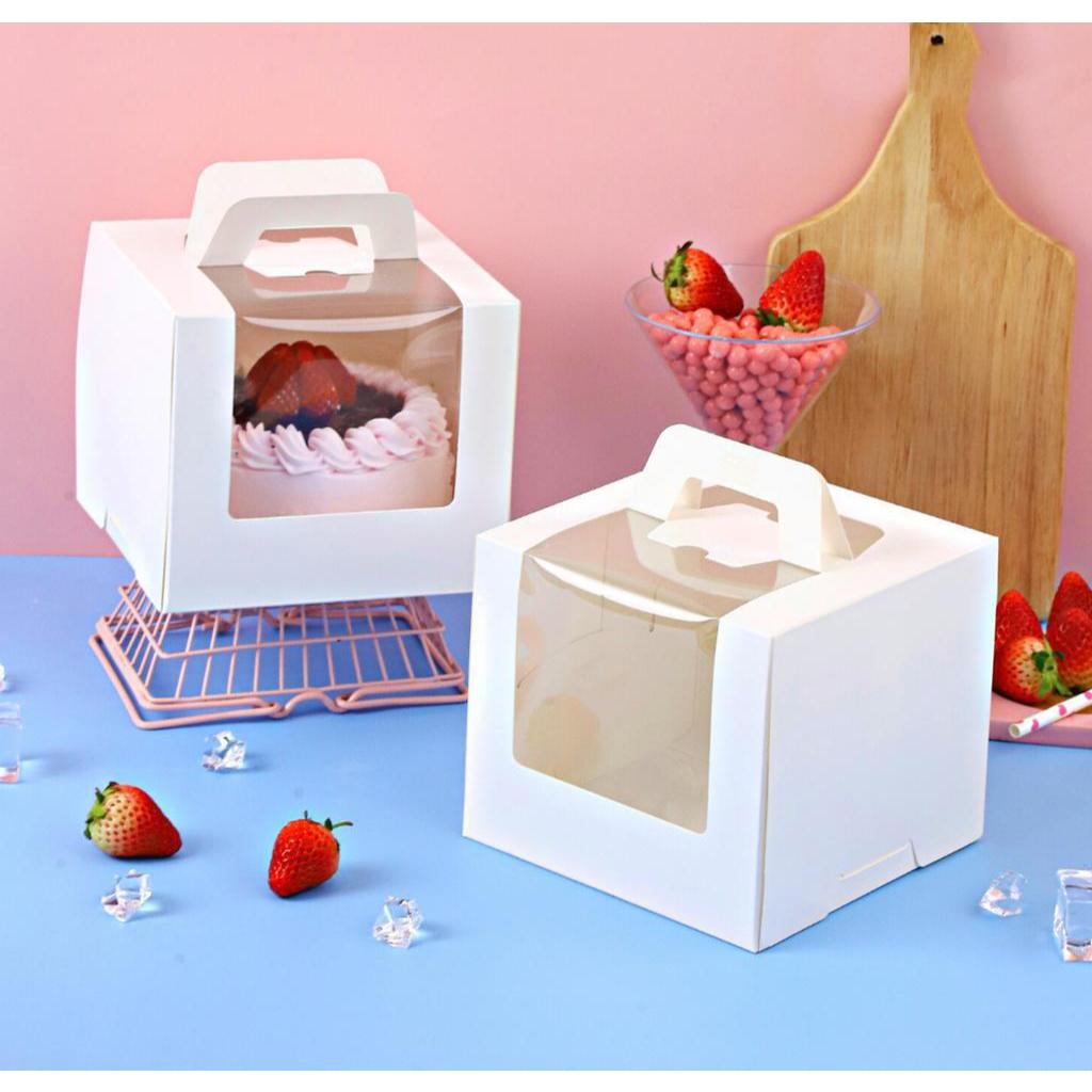 กล่องเค้กครึ่งปอนด์หูหิ้ว หน้าต่างวีเชฟ สีขาว 15x15x13 ซม. / 20 ชิ้น