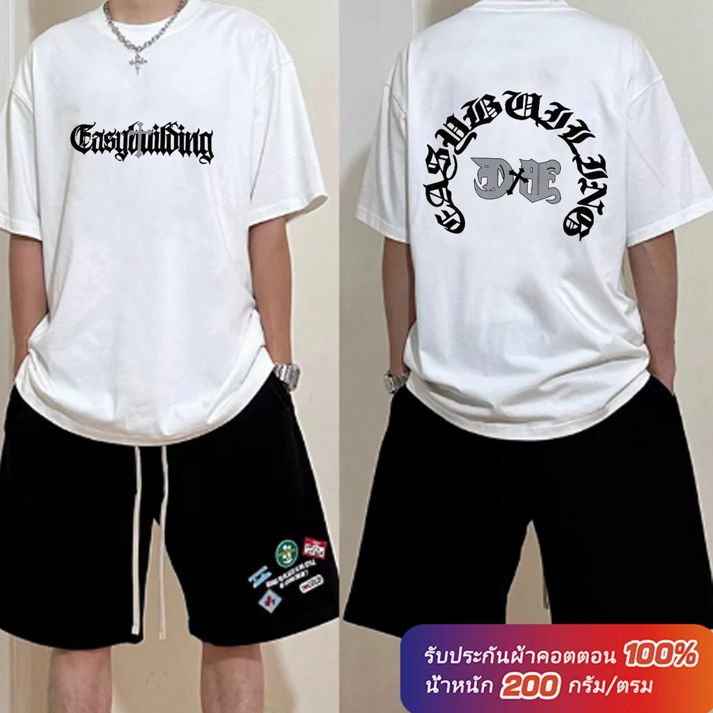 เสื้อยืดผู้ชายสีขาวผ้าฝ้ายหนา 200 กรัม ทรงโอเวอร์ไซซ์ พิมพ์หน้า-หลัง ลายตัวอักษรกอธิคโค้งพร้อมไม้กางเขน สไตล์เกาหลีกรันจ