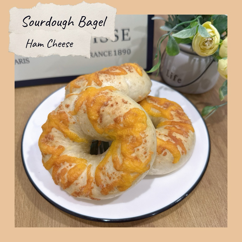 [Ham Cheese Sourdough Bagel] ขนมปังเบเกิ้ล ซาวโดว์ ไส้แฮมชีส พร้อมโรยหน้าเชดด้าชีส 114g