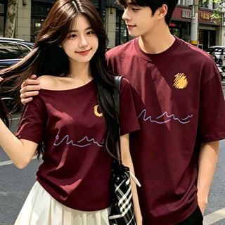 COD-เสื้อคู่รักฤดูร้อน 2026 ดีไซน์มินิมอล เสื้อยืดสีครีมลายพระจันทร์พระอาทิตย์ ผู้หญิงไหล่ลาดสายเดี่ยว ผ้านุ่มระบายอากาศ