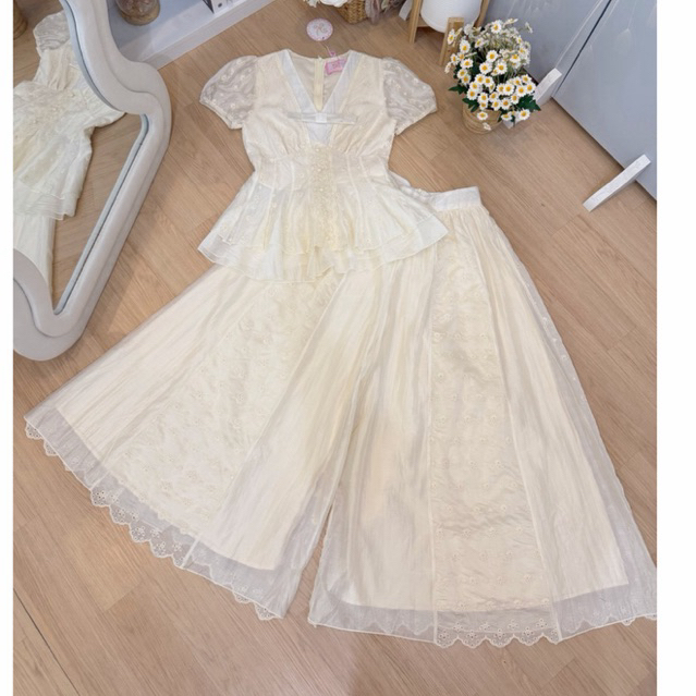 บ1 - SET2ชิ้น สีครีมผ้าสปันปักลายฉลุ เสื้อคอวีระบาย+กางเกงขายาวบานมาก