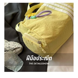 【Caluomatt.TH】กระเป๋าสะพายไหล่สไตล์สปอร์ต ลายสามแถบ กระเป๋าเดินทาง ความจุใหญ่ ผ้านุ่มใส่ง่าย