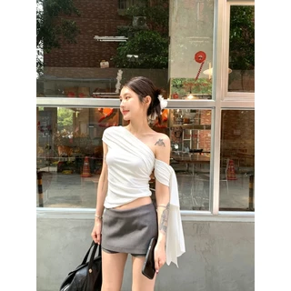 Beryl พร้อมส่ง เสื้อครอปผู้หญิง เสื้อยืดไหล่เปิด ดีไซน์ไหล่เฉียงพร้อมผ้าคล้องไหล่ ผ้ายืดนุ่มใส่สบาย