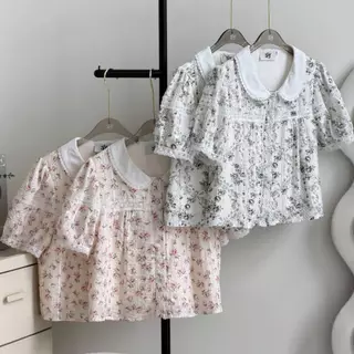 SISSY : ELODIE (XS-XXL) เสื้อคอบัวแขนตุ๊กตา กระดุมดอกไม้ แต่งขอบลูกไม้และแถบลูกไม้ช่วงอก
