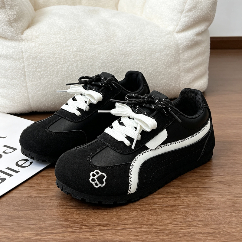 QKshop รองเท้าผ้าใบผู้หญิงสไตล์หวานเท่ เชือกคู่ ลายปักเก๋ พื้นแบนยางกันลื่น ใส่นุ่มเบา เหมาะกับการแต่งตัวแนวแคชชวลหรือไป