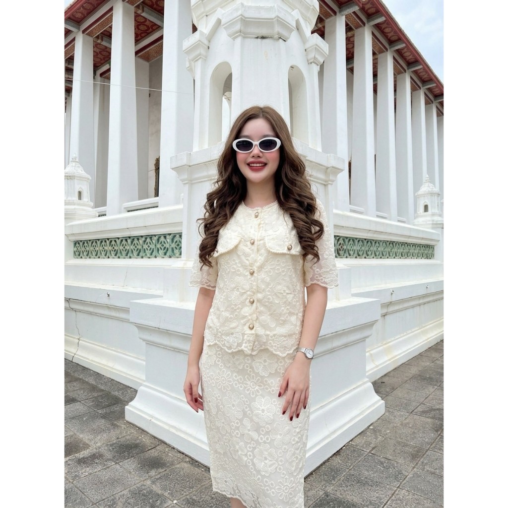 A1536 ชุดเซต เสื้อ + กระโปรง  แต่งมุก ลูกไม้สีครีม